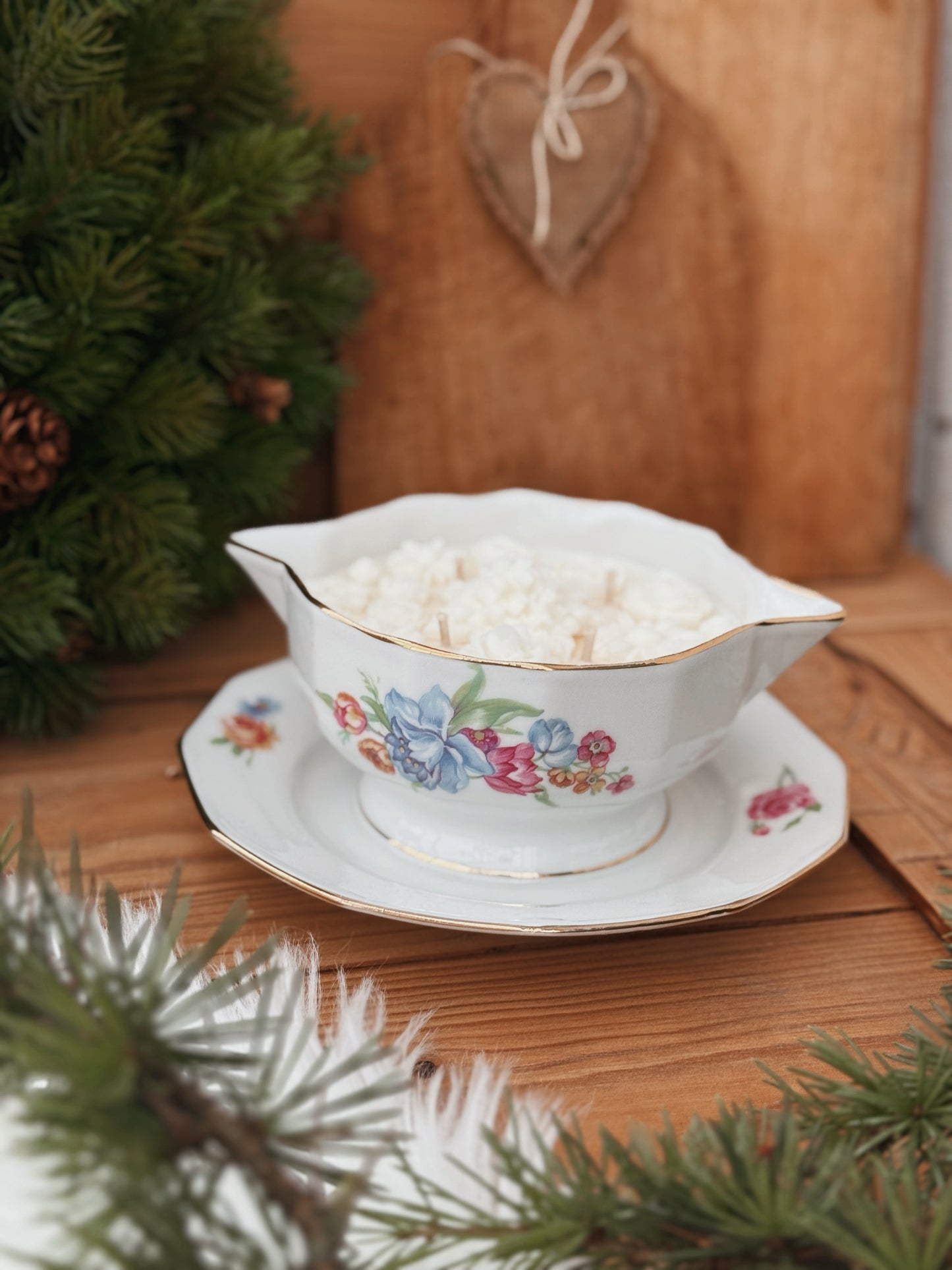 Saucière en porcelaine ancienne fleurie