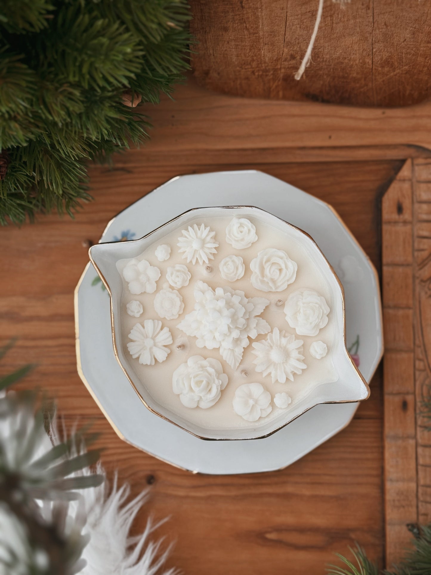 Saucière en porcelaine ancienne fleurie