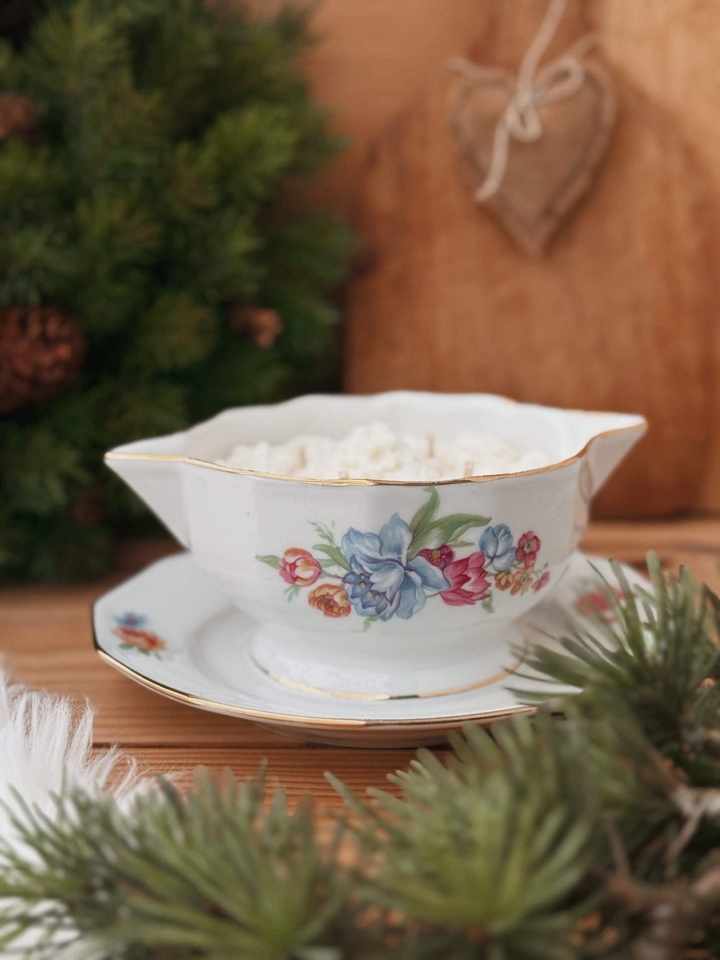 Saucière en porcelaine ancienne fleurie